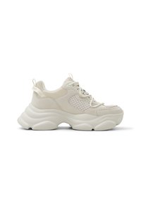 Baskets épaisses en cuir blanc cassé avec des accents en maille, bout arrondi, semelle épaisse et lacets contrastants, dotées d'une languette à l'arrière.