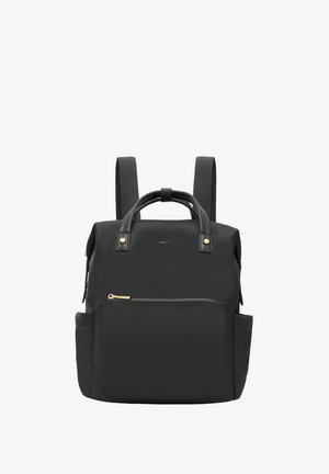 Sort nylon rygsæk med to top håndtag, justerbare stropper, forreste lynlåslomme og detaljer i gyldent metal. Glat tekstur.