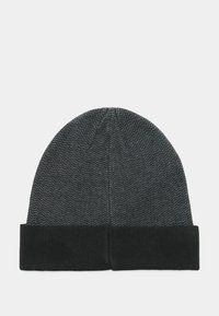 Dunkelgraue Strickmütze mit einem schwarzen Umschlag, die ein dezentes, strukturiertes Zickzackmuster aufweist, flach auf einem hellen Hintergrund liegend.