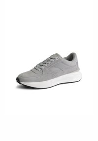 Baskets de sport grises avec une tige en daim, un design à lacets, une semelle intermédiaire blanche et une semelle extérieure en caoutchouc noire. Présente des détails de couture subtils.