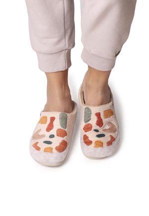 Felt slippers in light beige with colorful abstract patterns. Features a round toe and slip-on design, with a soft texture and cushioned sole.