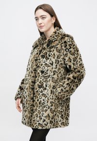 Casaco de pele sintética com padrão de leopardo, gola larga, quatro botões pretos e bolsos laterais, apresentando um corte solto e textura macia.