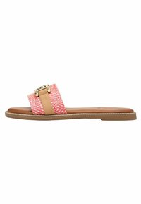 Avoin kärki liukusandaali, jossa on vaaleanpunainen kudottu päällinen ja beige nahka-accentteja. Varustettu kultaisella soljella ja litteällä ruskealla pohjalla, jossa on koristeellinen ommel.