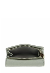 Portefeuille en cuir texturé gris clair, ouvert pour révéler un compartiment zippé vide avec une fermeture éclair dorée et une languette de tirage, sur fond blanc.