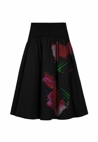 Must seelik, millel on vormitud vöökoht ja lõhvikujuline disain. Ühel küljel on mitmevärvilised abstraktsed mustrid punase, rohelise ja roosa toonides.