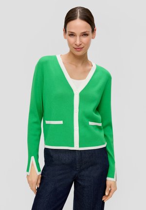 Cardigan verde con bordi bianchi, texture a coste, scollatura a V e chiusura con bottoni, dotato di due tasche frontali e polsini spaccati.