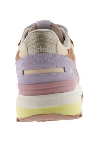 Vista trasera de una zapatilla Victoria multicolor con detalles en beige, lavanda, rosa y amarillo, y una suela gruesa.