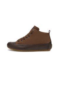 Scarpe alte marroni realizzate in suede e pelle, con punta rotonda, occhielli in metallo e suola in gomma di tipo testurizzato. Logo del brand sul lato.