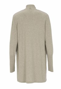 Beige gebreide trui met lange mouwen, ribboorden en een hoge kraag, van achteren weergegeven op een witte achtergrond.