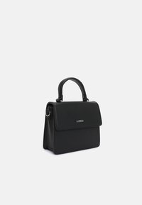 Sac à main en cuir noir avec un design structuré, poignée supérieure et quincaillerie en métal. Dispose d'une fermeture à rabat et d'un logo en relief sur le devant.