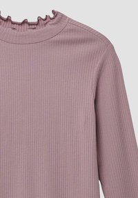 Długi rękaw w kolorze jasnego lawendowego fioletu z prążkowaną fakturą i falbaną przy dekolcie. Okrągły dekolt i dopasowany krój.