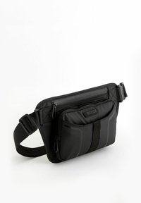 Bolso de cintura negro de nailon que cuenta con múltiples compartimentos con cremallera, una correa ajustable y un panel de acento texturizado para dar más detalle.