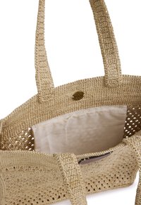 Borsa a rete in paglia, colore beige chiaro, forma arrotondata, doppi manici, superficie testurizzata, tasca interna in tessuto, accento hardware sottile.