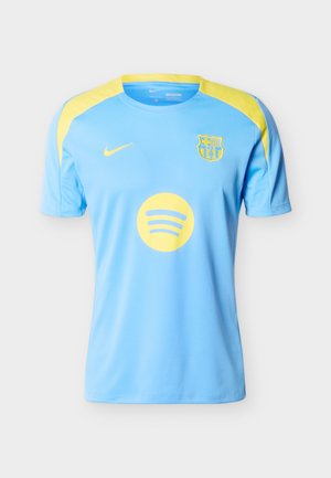 Világoskék FC Barcelona mez sárga vállrészekkel, jobb mellrészen Nike logóval, baloldalon a csapat címerével, és sárga Spotify logóval a mez közepén.