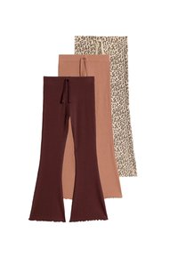 Tři páry širokých kalhot: vínové kalhoty, jednobarevné světle béžové kalhoty a kalhoty s leopardím potiskem. Měkká tkanina s elastickým pasem na šňůrku.