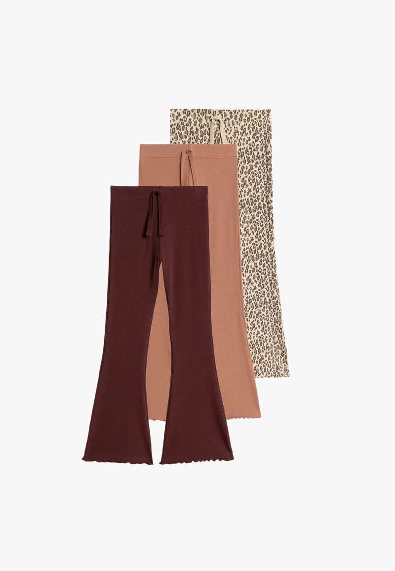 Tres pares de pantalones acampanados: un par burdeos, un par beige claro liso y un par con estampado de leopardo. Tejido suave con cintura ajustable.