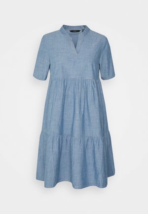 Robe bleu clair, manches courtes, longueur genou, avec un col en V, une taille froncée et une jupe à volants en tissu texturé.