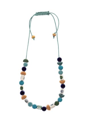 Collier ajustable avec des perles en céramique multicolores sur un cordon bleu canard, doté de perles en bois aux extrémités nouées.