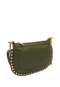 Sac bandoulière en cuir vert olive avec des clous dorés sur le côté, fermeture zippée et bandoulière réglable. Texture lisse et forme arrondie.