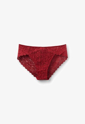Culotte en dentelle rouge ornée de motifs floraux et en diamant, avec des bords scallopés et une texture douce, conçue pour le confort et une coupe ajustée.