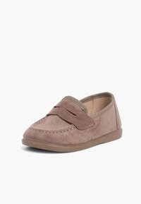 Brązowy zamszowy mokasyn z przeszytym noskiem, dekoracyjnym górnym pasem i elastyczną gumową podeszwą. Gładka faktura i zaokrąglony kształt.