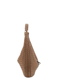 Borsa a tracolla in pelle intrecciata marrone con una singola maniglia corta e una chiusura con zip, mostrata da un'angolazione laterale su uno sfondo bianco.