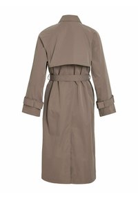 Cappotto trench color khaki con colletto alto, cintura in vita e maniche lunghe con polsini regolabili. Tessuto liscio e leggero con un dettaglio a rovescio sul retro.