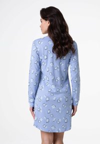 Abito a maniche lunghe di colore azzurro chiaro con motivo a popcorn, caratterizzato da un collo a giro e una vestibilità comoda, realizzato in tessuto morbido.