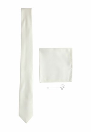 Weiß strukturierte Krawatte, passendes Einstecktuch und silberne florale Reversnadel auf weißem Hintergrund arrangiert.