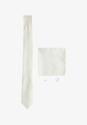 Weiß strukturierte Krawatte, passendes Einstecktuch und silberne florale Reversnadel auf weißem Hintergrund arrangiert.