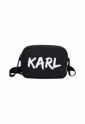 Bolso bandolera rectangular negro con texto en negrita blanco "KARL" en el frente y correa ajustable en ambos lados.