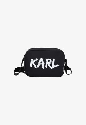Bolso bandolera rectangular negro con texto en negrita blanco "KARL" en el frente y correa ajustable en ambos lados.
