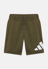 Pantalones cortos deportivos verdes con cintura elástica, cordón ajustable, bolsillos laterales y un gran logo blanco de Adidas en la parte baja de la pierna derecha.