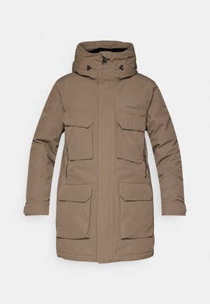 Hnedá zateplená parka s kapucňou, dvoma veľkými prednými vreckami a zipsom. Má hladký povrch a strih rovného dizajnu.