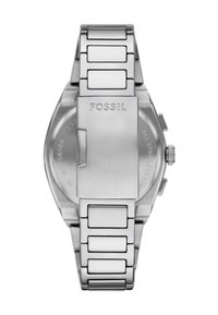 Montre en acier inoxydable avec un bracelet en maillons argentés, présentant une finition en métal brossé et un fermoir orné de la marque "FOSSIL".