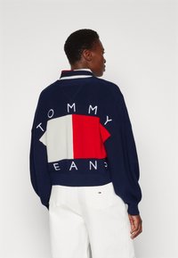 Tommy Jeans FLAG BADGE CARDIGAN - Kardigán - dark night navy
