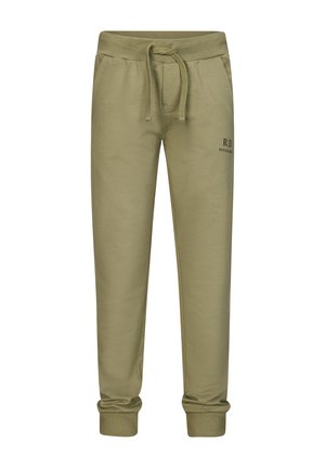 Pantaloni da jogging in cotone verde oliva con vita elastica, lacci, tasche laterali e polsini a coste. Presentano un logo stampato sulla gamba sinistra.
