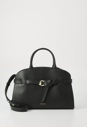 Sac à main en cuir noir avec une forme arrondie, deux poignées supérieures, une bandoulière amovible, des accents en métal doré et un détail de ceinture décoratif.