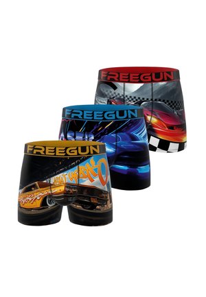 Trois paires de boxers avec des motifs de véhicules : voiture classique jaune, voiture de sport bleue et voiture de course rouge avec des détails à damier.