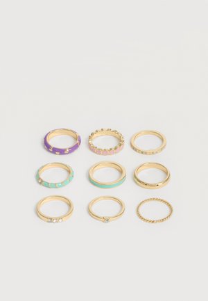 Neuf bagues en or disposées en trois rangées, avec un émail coloré, des formes en cœur, de petites pierres et un design de bande torsadée.