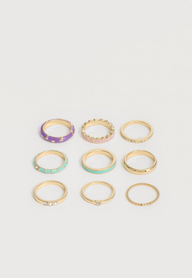 Εννέα χρυσά δαχτυλίδια τοποθετημένα σε τρεις σειρές, με πολύχρωμο σμάλτο, σχήματα καρδιάς, μικρές πέτρες και σχέδιο με στριμμένο δαχτυλίδι.