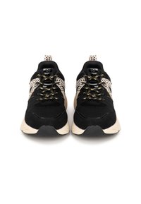 Baskets noires avec des accents imprimés léopard, présentant un dessus en maille et en daim, des lacets dorés et une semelle crème.