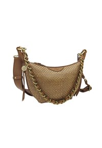 Sac à main tissé couleur beige avec une forme incurvée, des accessoires en or et une chaîne tressée, présentant une finition en cuir lisse et une texture.