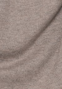 Beige gestrickter Stoff mit feiner Textur und subtilen Mustern, weich und flexibel, mit Wellen und Falten.