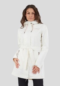 Witte waterdichte jas met een trekkoordkap, een ceintuur in de taille en ritszakken. Voorzien van drukknopen bij de mouwen en subtiele branding.