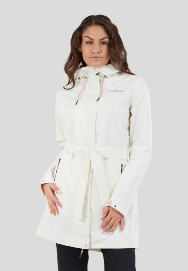 Witte waterdichte jas met een trekkoordkap, een ceintuur in de taille en ritszakken. Voorzien van drukknopen bij de mouwen en subtiele branding.