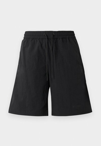 Μαύρες βερμούδες από ελαφρύ ύφασμα με υφασμάτινη επιφάνεια, διαθέτουν ελαστική μέση και κορδόνια για ρυθμιζόμενη εφαρμογή.