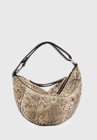 Hobo-laukku beige-värisessä tekonahassa, joka jäljittelee käärmeennahkaa, kaarevalla muotoilulla, mustalla olkahihnalla ja vetoketjulla yhdellä sivulla. Rakeinen pinta, jossa on suomuinen kuvio.