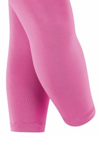 Shorts de legging roses en matériau extensible, avec une texture lisse et un design ajusté, se terminant juste au-dessus du genou.