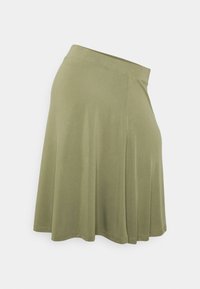 Saia verde-oliva feita de tecido macio, com um design evasé e uma cintura lisa. A barra é ligeiramente curva e terminada de forma limpa.